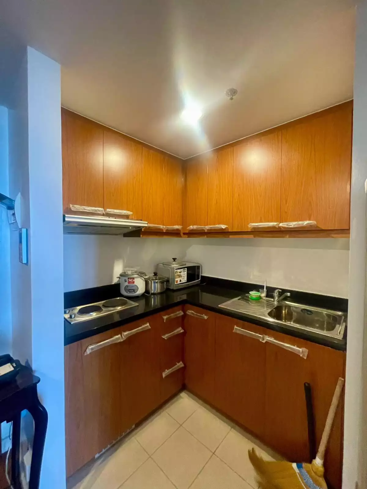 Rush Sale Furnished One Bedroom Unit with Parking Included in Lahug, Cebu City — 1 Bedroom in Lahug, Cebu City, Cebu — Photo 2