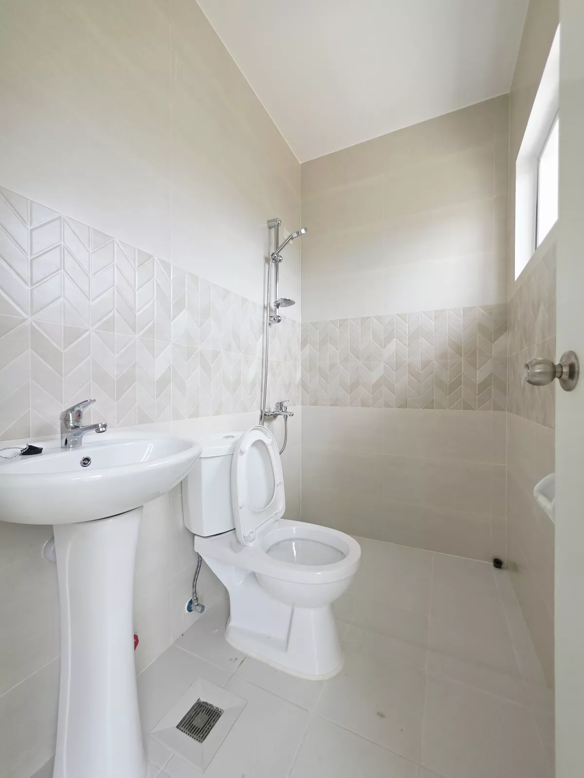 Open photo 13 of 30 — For sale Regular duplex in Minglanilla Highlands, Cebu