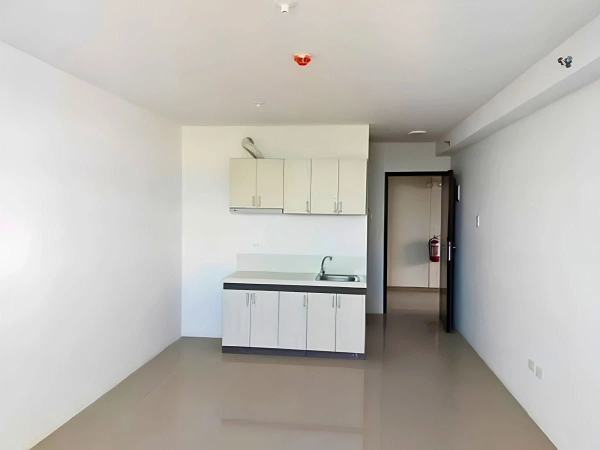 For Sale: Studio Condo with Balcony in Looc, Lapu-Lapu City — Saekyung Condominium — Studio in Looc, Lapu-lapu City, Cebu — Photo 2