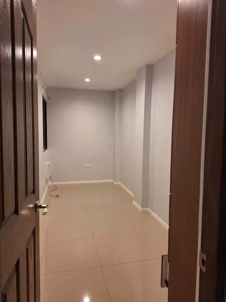 Open photo 13 of 16 — For Sale: 4BR Townhouse in Labangon, Cebu City — 120 sqm with Balcony