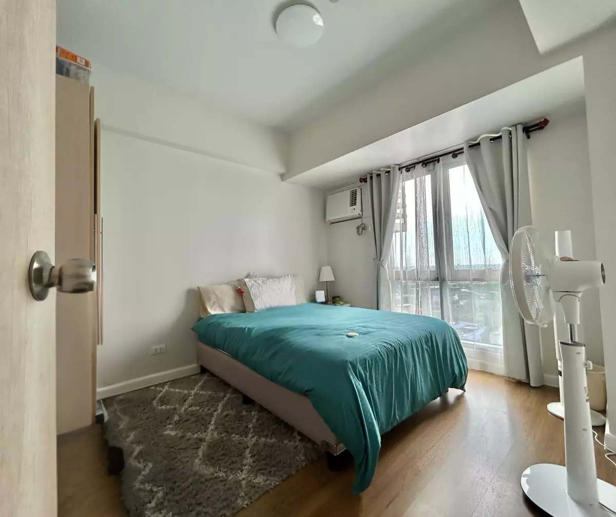 Furnished 2-Bedroom Unit with Parking for Sale | Cerca Viento Tower 2 — 2 Bedrooms in Almanza Uno, Las Piñas City, Metro Manila — Photo 2