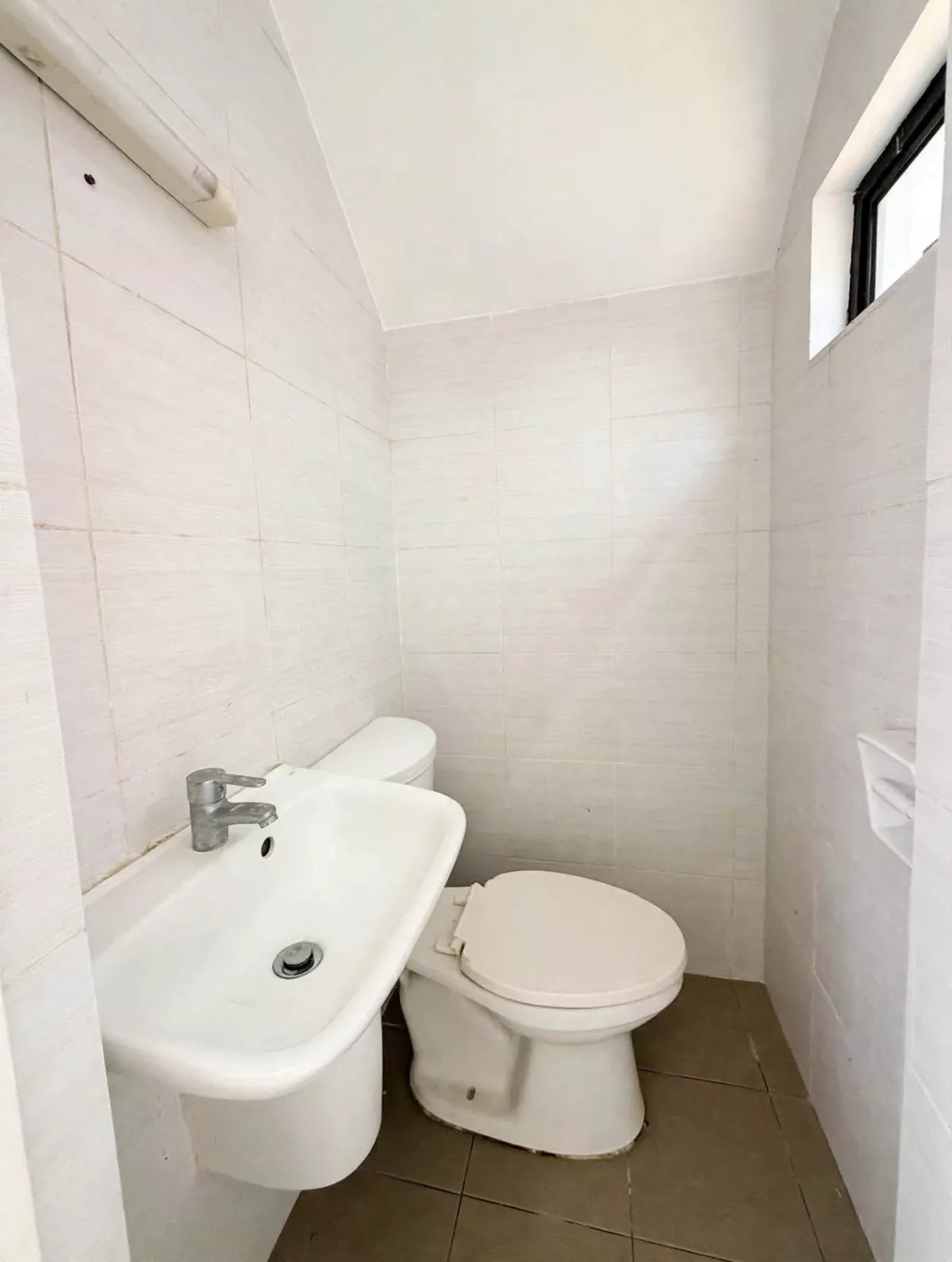 Single-Detached House for Sale in Fonte De Versailles, Minglanilla, Cebu — House and Lot in Minglanilla, Cebu, 6046 — Photo 5