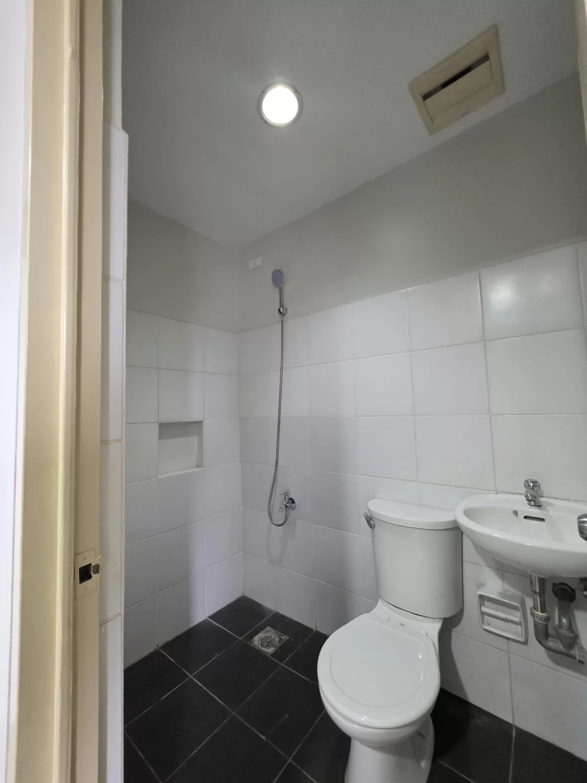 FOR SALE 2.5M : 1BR/PARKING/BALCONY CONDO IN CEBU CITY near Provincial Capitol — 1 Bedroom in Capitol Site, Cebu City, Cebu — Photo 4
