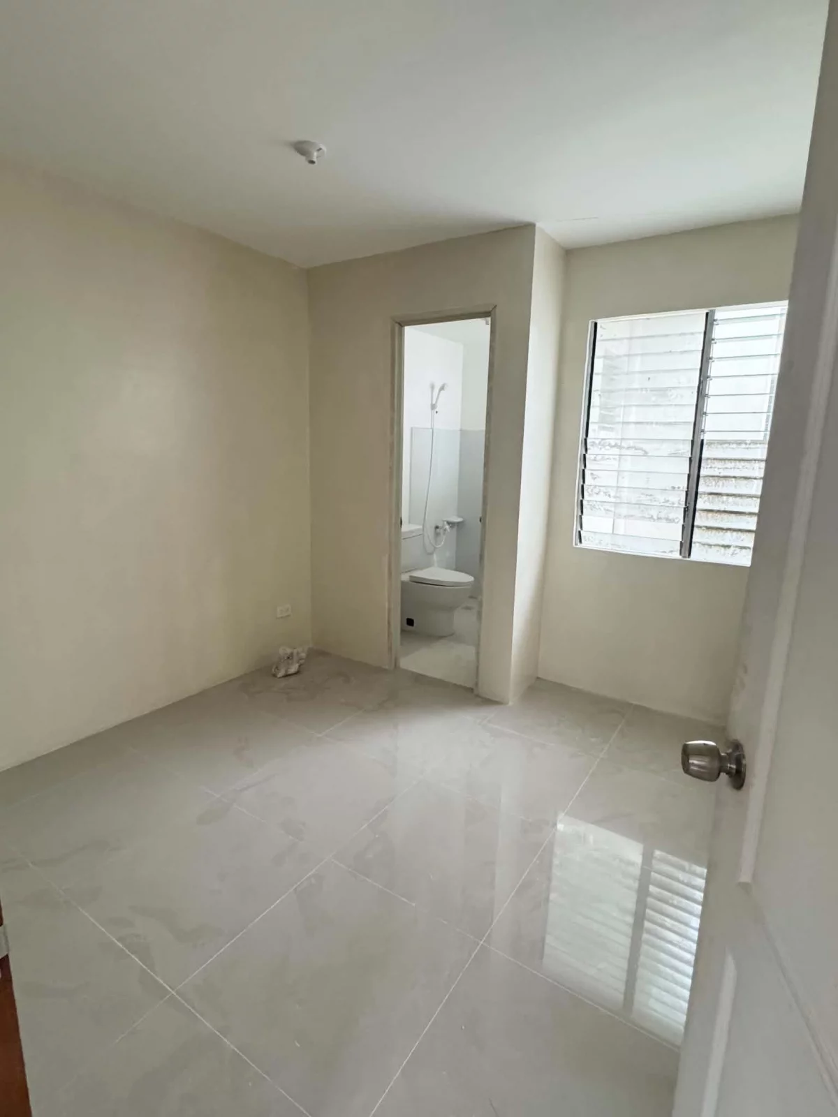 TWO-BEDROOM TOWNHOUSE UNIT FOR ASSUME AT AZUMI RESIDENCES PHASE 2, DUMAGUETE CITY — Townhouse in Lot 10, Azumi Residences Phase 2, Batinguel — Photo 5