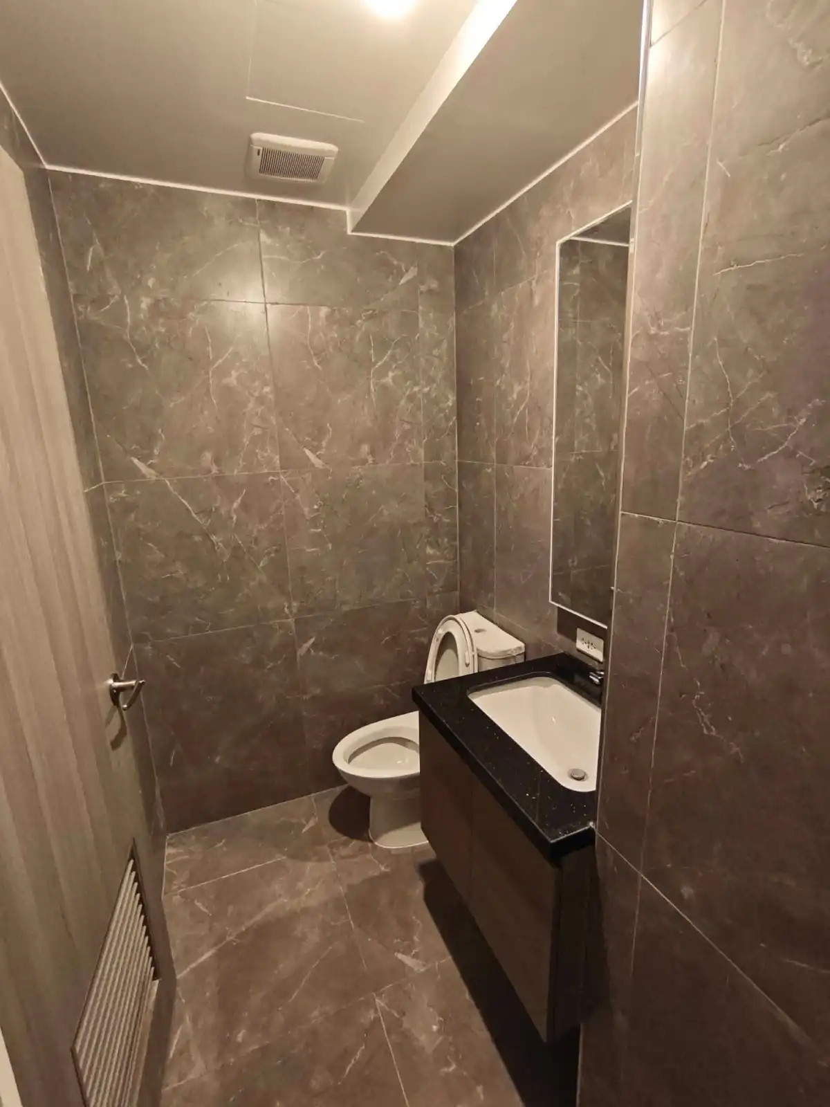 For Sale: Studio Condo in Centro, Mandaue City — 33.28 sqm — Studio in Centro, Mandaue City, Cebu — Photo 5