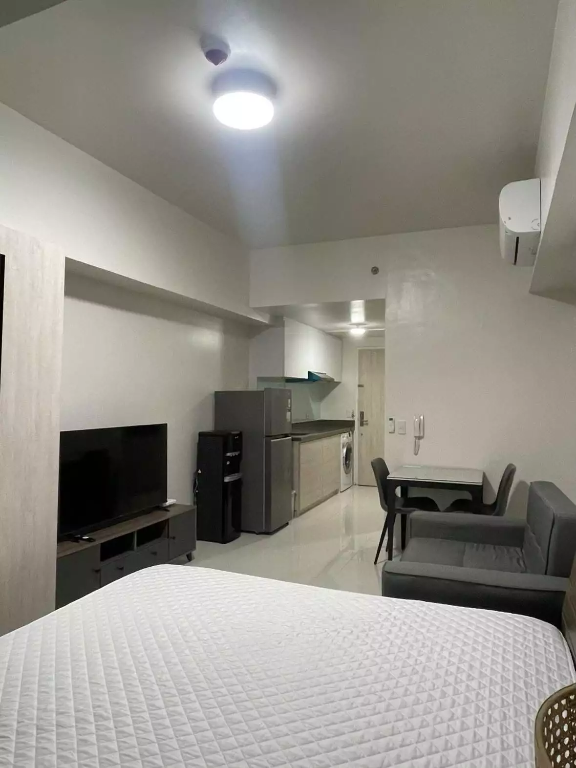 Mandani Bay Studio Condo for Rent in Centro, Mandaue City — Fully Furnished