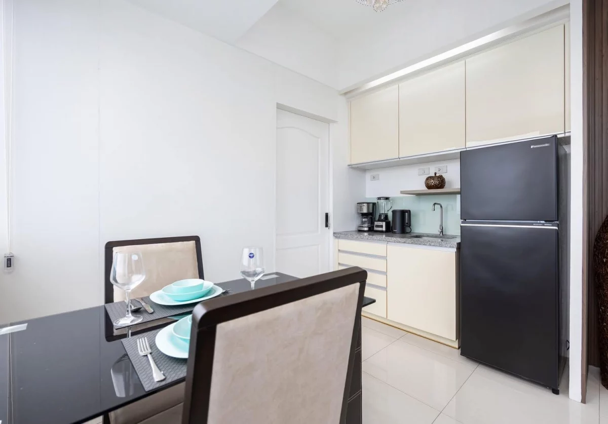 beautiful and cozy 1 bedroom condo w/ balcony and assigned parking at Calyx Residences — 1 Bedroom in Cebu Business Park, Hippodromo, Cebu City — Photo 5
