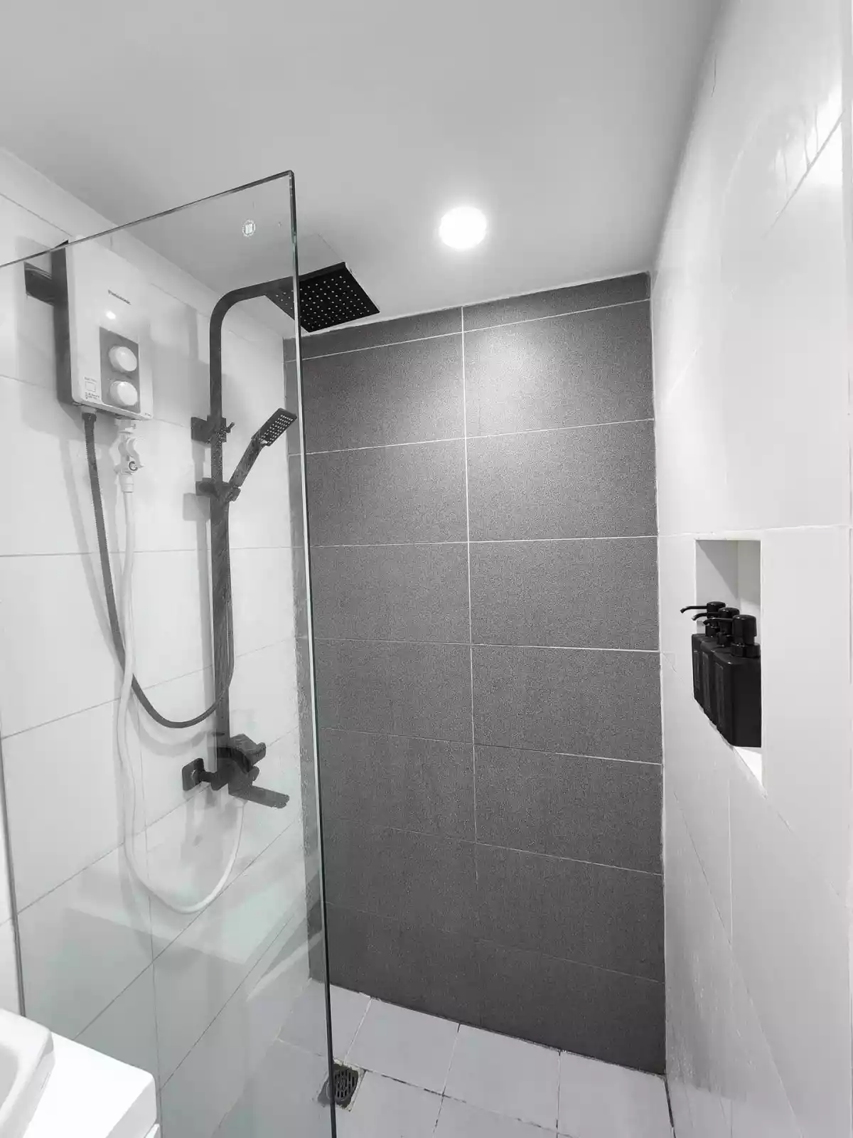 For Sale: 2BR Condo in Fort Bonifacio, Taguig City — 36 sqm — 2 Bedrooms in Taguig City, Metro Manila, 1634 — Photo 4