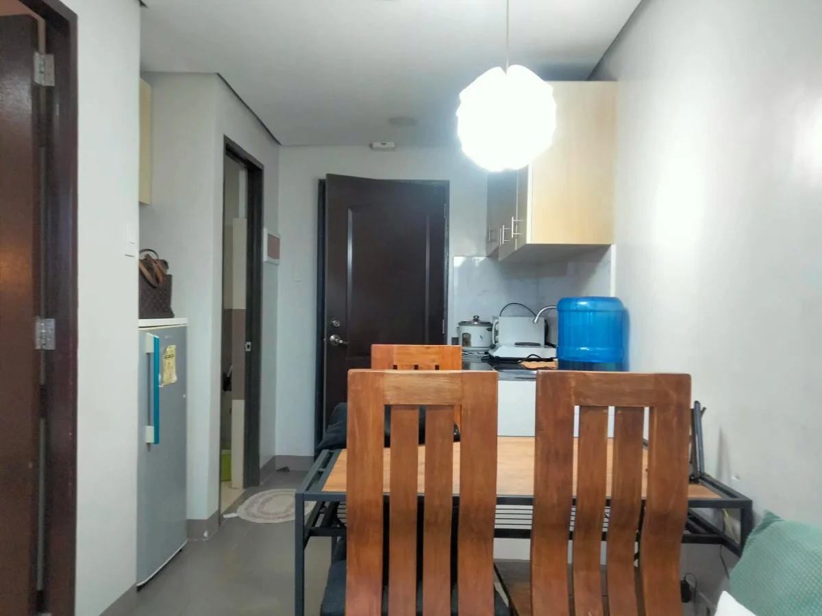 Open photo 8 of 37 — For Sale: Central Apartment 1BR w/ balcony Condo in Trancoville, Baguio City — Fully Furnished