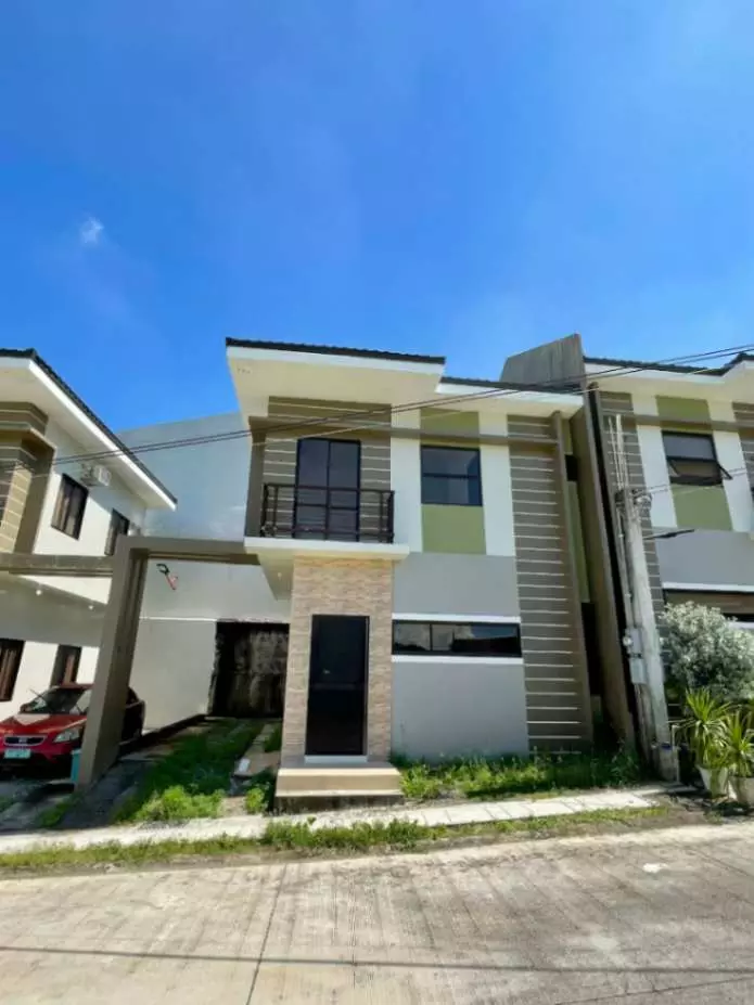 For Sale: Spacious Duplex House and Lot in Minglanilla Highlands Phase 1 – Scenic View