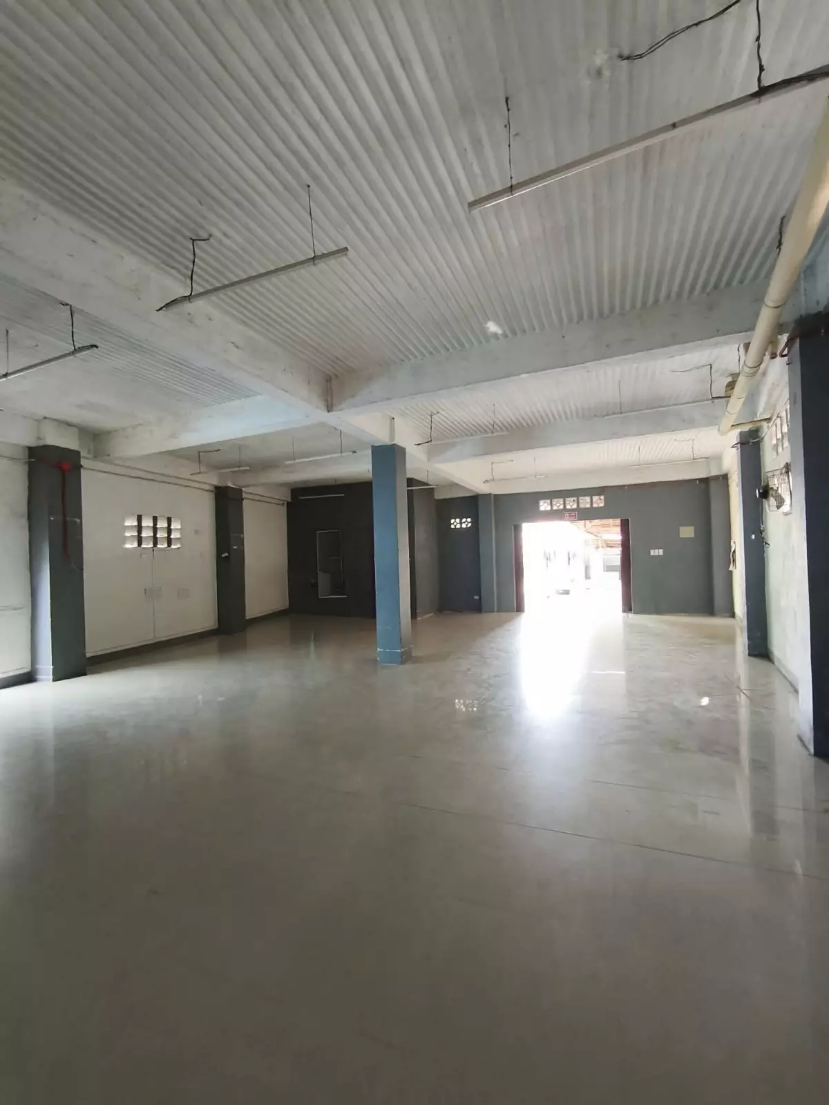 For Sale: Commercial Space/Warehouse in Palo — 220 sqm floor area with wide Lot Area