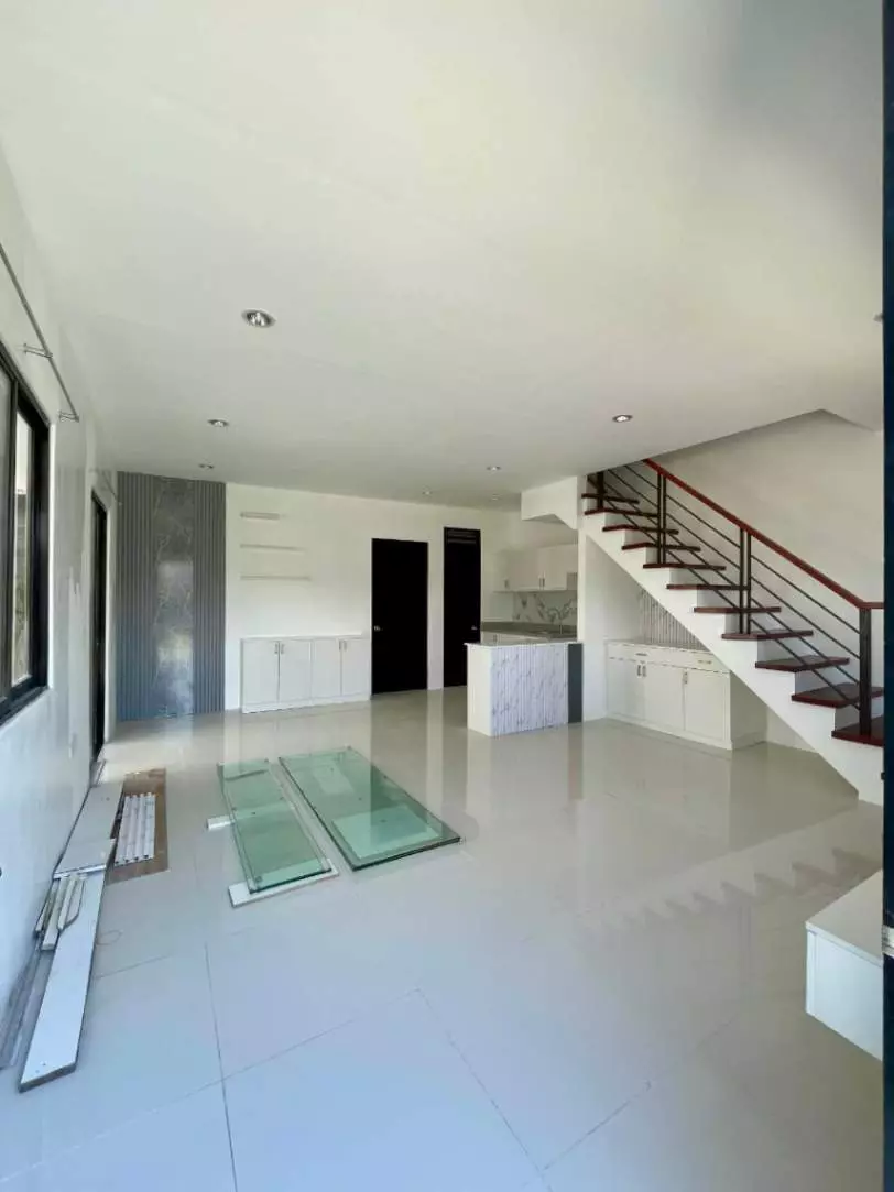 For Sale: Spacious Duplex House and Lot in Minglanilla Highlands Phase 1 – Scenic View - photo 2