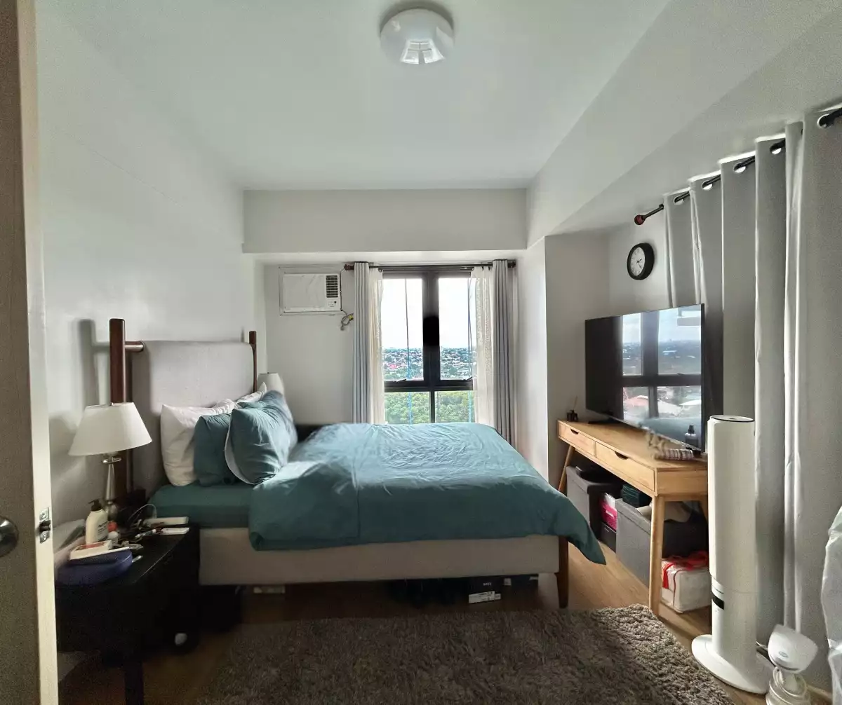Furnished 2-Bedroom Unit with Parking for Sale | Cerca Viento Tower 2 — 2 Bedrooms in Almanza Uno, Las Piñas City, Metro Manila — Photo 5