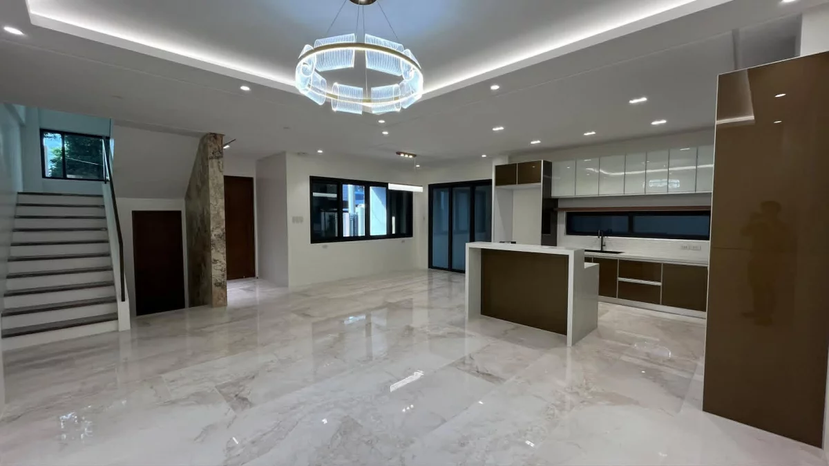 For Sale: 5BR House and Lot in Sauyo, Quezon City — 380 sqm — House and Lot in Sauyo, Quezon City, Metro Manila — Photo 4