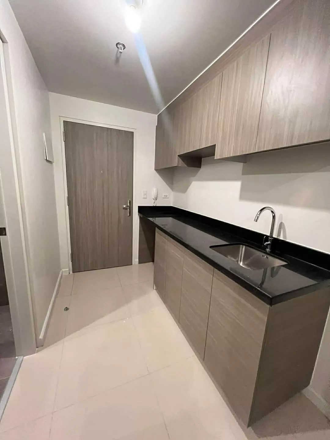 MANDANI BAY QUAY TOWER 1 SACRIFICE SALE STUDIO UNIT PHP 4M NET — Studio in Centro, Mandaue City, Cebu — Photo 2