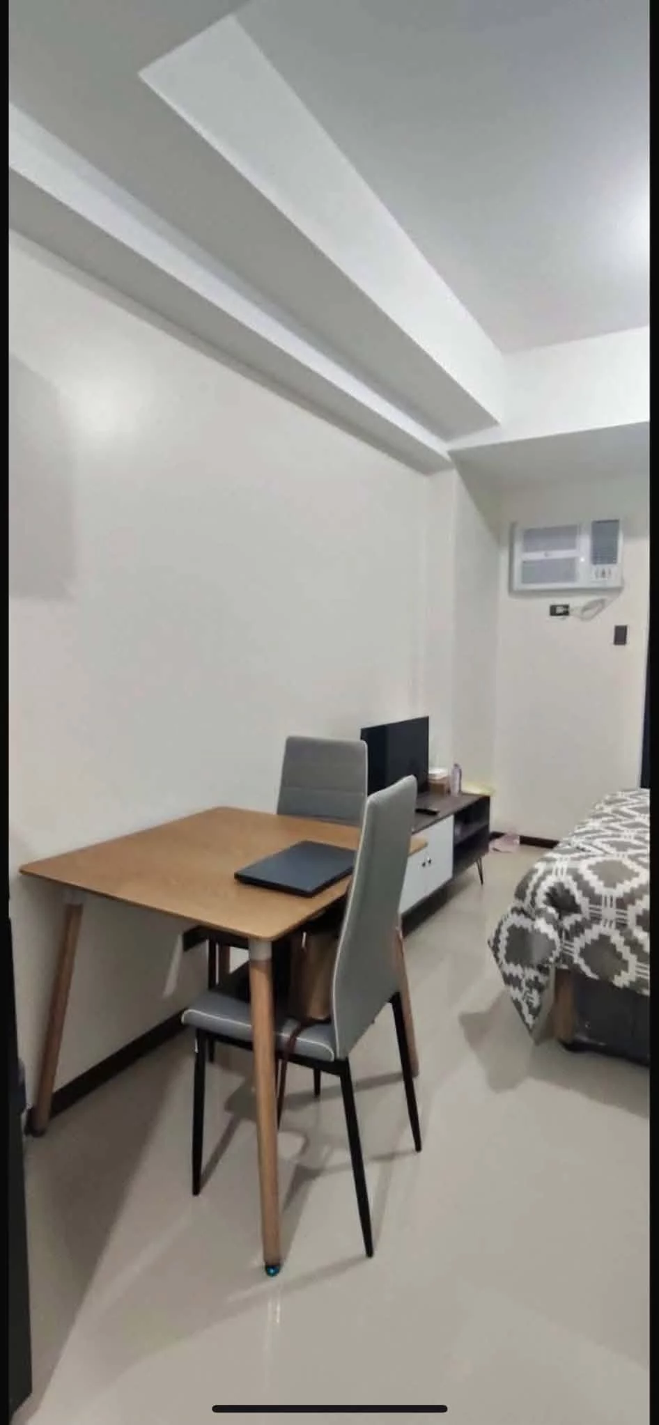 STUDIO UNIT WITH BALCONY AND PARKING IN GALLERIA RESIDENCES — Studio in Avenue Extension, Carreta, Cebu City — Photo 7