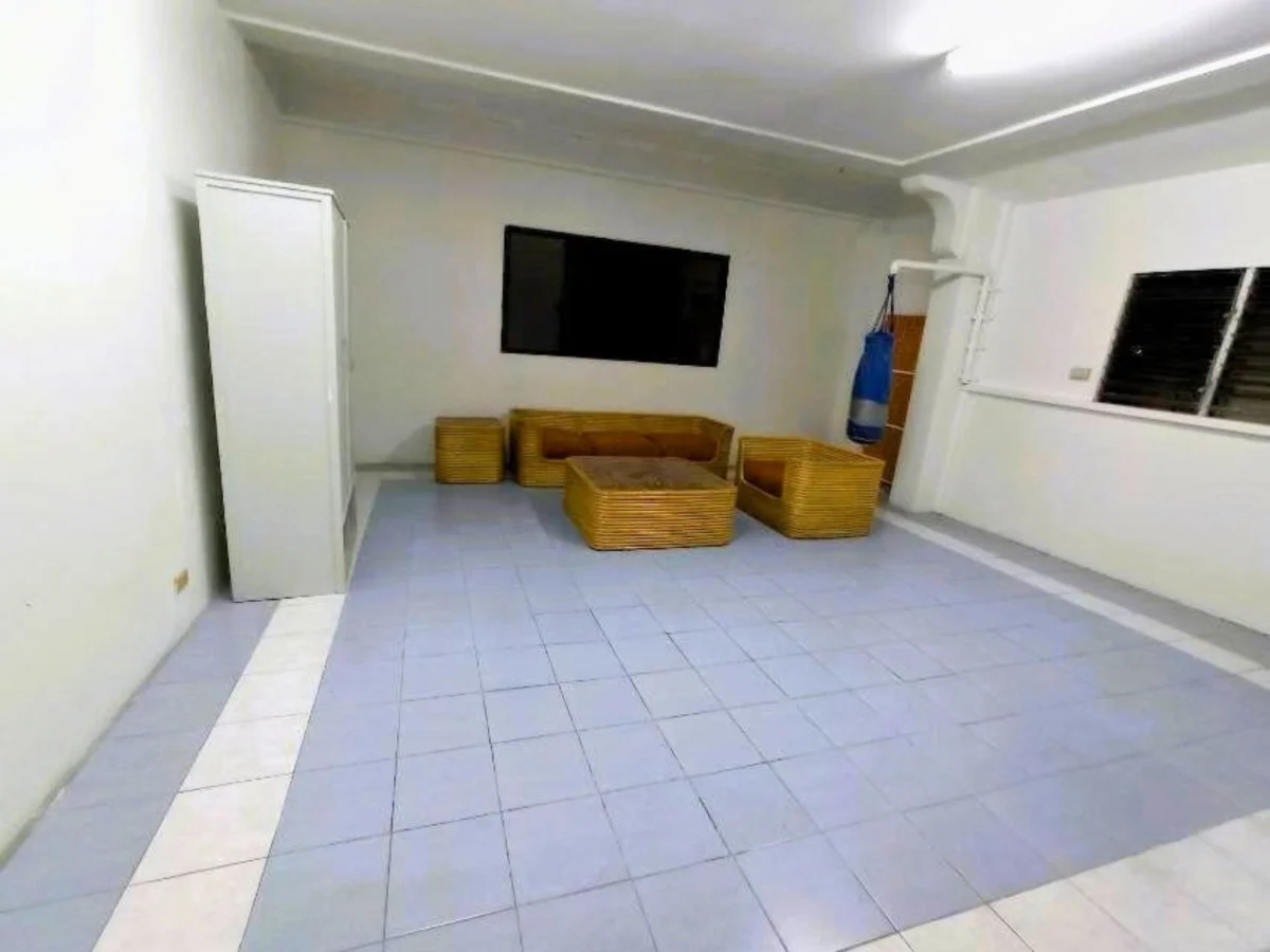 Open photo 10 of 12 — For Rent: 5BR House and Lot with parking in Busay, Cebu City