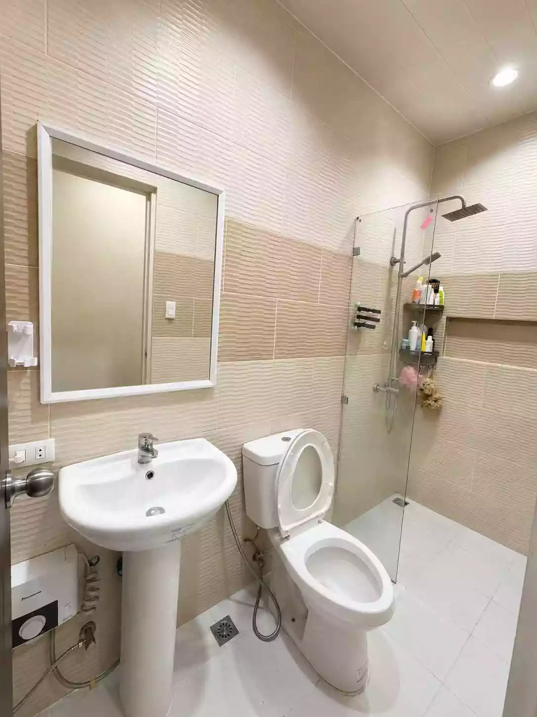 Open photo 18 of 22 — 3BR Pre-Owned 2-Storey End Unit Townhouse for Sale near Visayas Ave., Brgy. Culiat, Quezon City