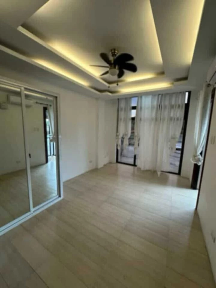 For Sale: 4BR Townhouse in Tandang Sora, Quezon City — 180 sqm — Townhouse in Quezon City, Metro Manila, 1101 — Photo 2