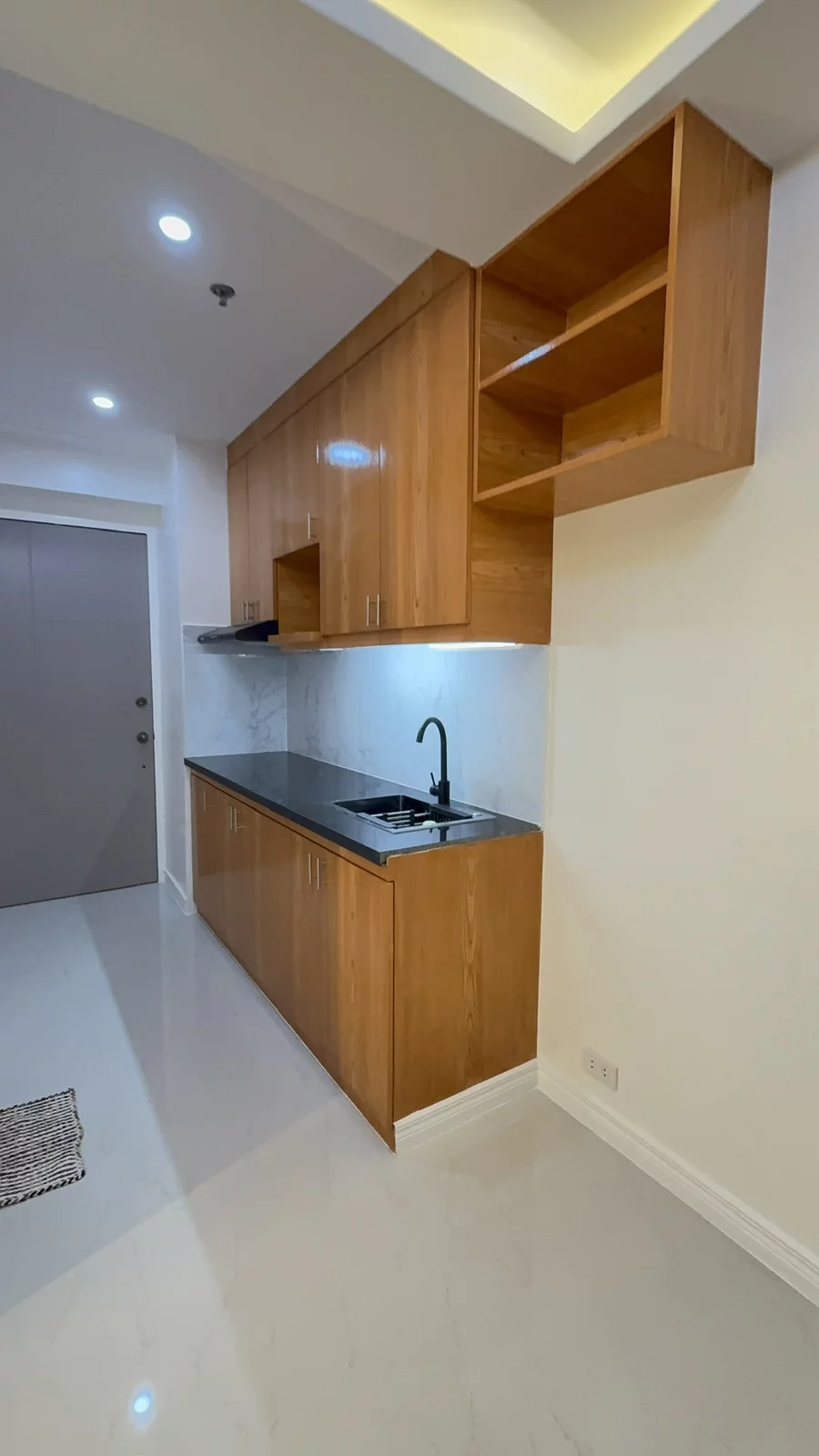 FOR SALE: Victoria De Manila 1 1BR Condo in Malate, Manila City — 1 Bedroom in Metro Manila, 1004, Philippines — Photo 2