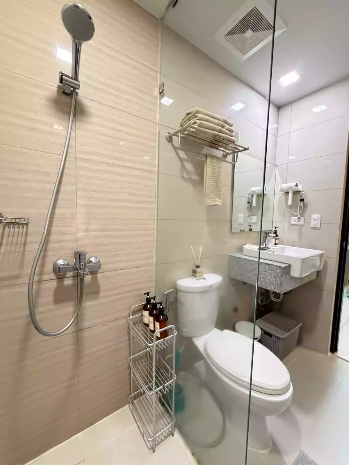 Open photo 11 of 15 — Airbnb Ready 1Bedroom Condo For Sale at Uptown Parksuites Tower, BGC