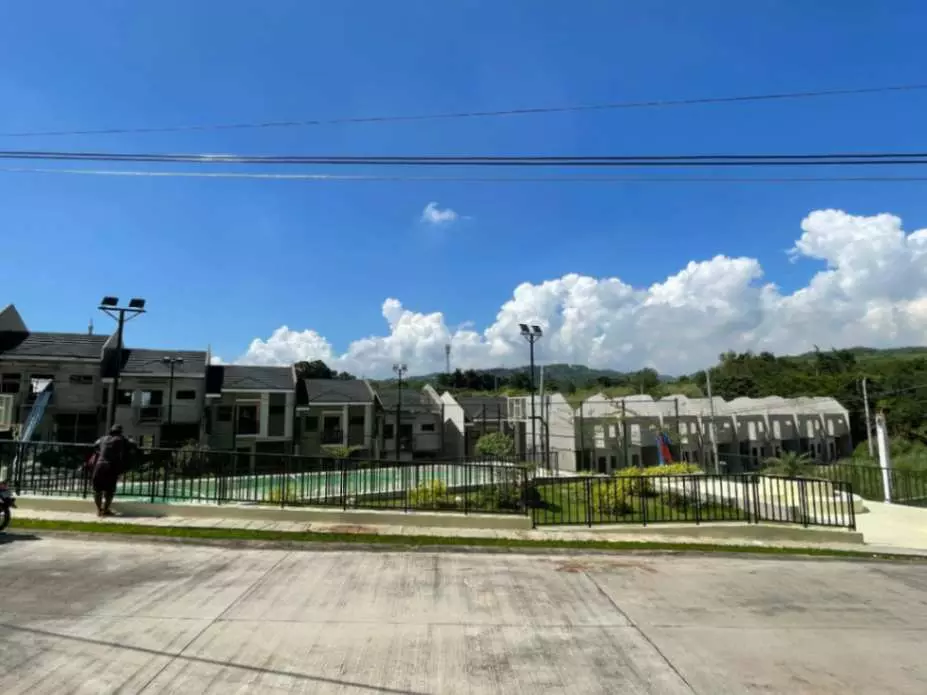 For Sale: Spacious Duplex House and Lot in Minglanilla Highlands Phase 1 – Scenic View - photo 6