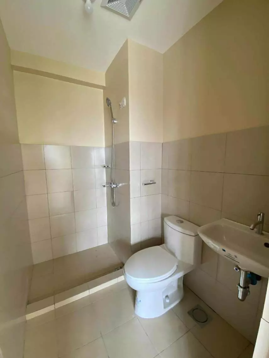 ASSUME CONDO IN CASAMIRA TOWERS DAVAO | NEAR LPU & DAVAO AIRPORT | WITH PARKING | HIGH FLOOR - photo 4