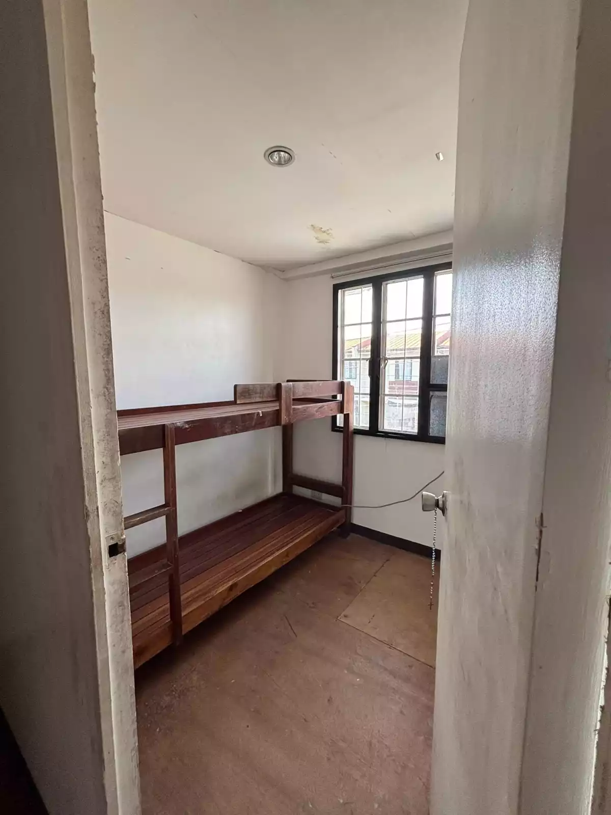 🏡 Affordable 3BR Townhouse for Sale in Cordova! Own this 2-storey townhouse in Summerville Subdivision for only ₱2M! With 3 bedrooms, own parking, separate laundry area, and a clean title, it's the perfect starter home or investment. — Townhouse in Ibabao Rd, Cordova, Lalawigan ng Cebu — Photo 6