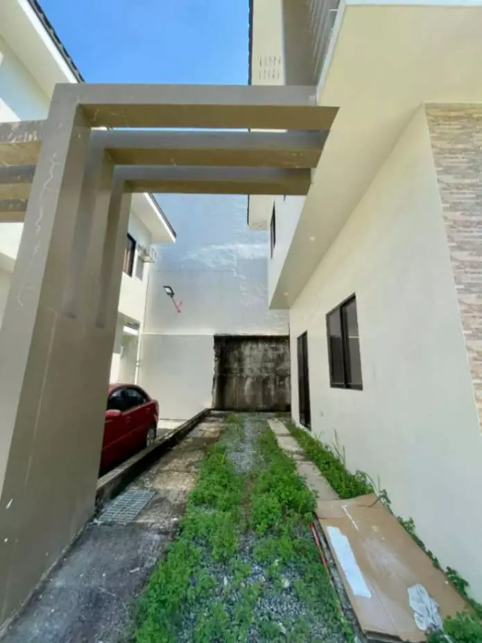For Sale: Spacious Duplex House and Lot in Minglanilla Highlands Phase 1 – Scenic View - photo 5