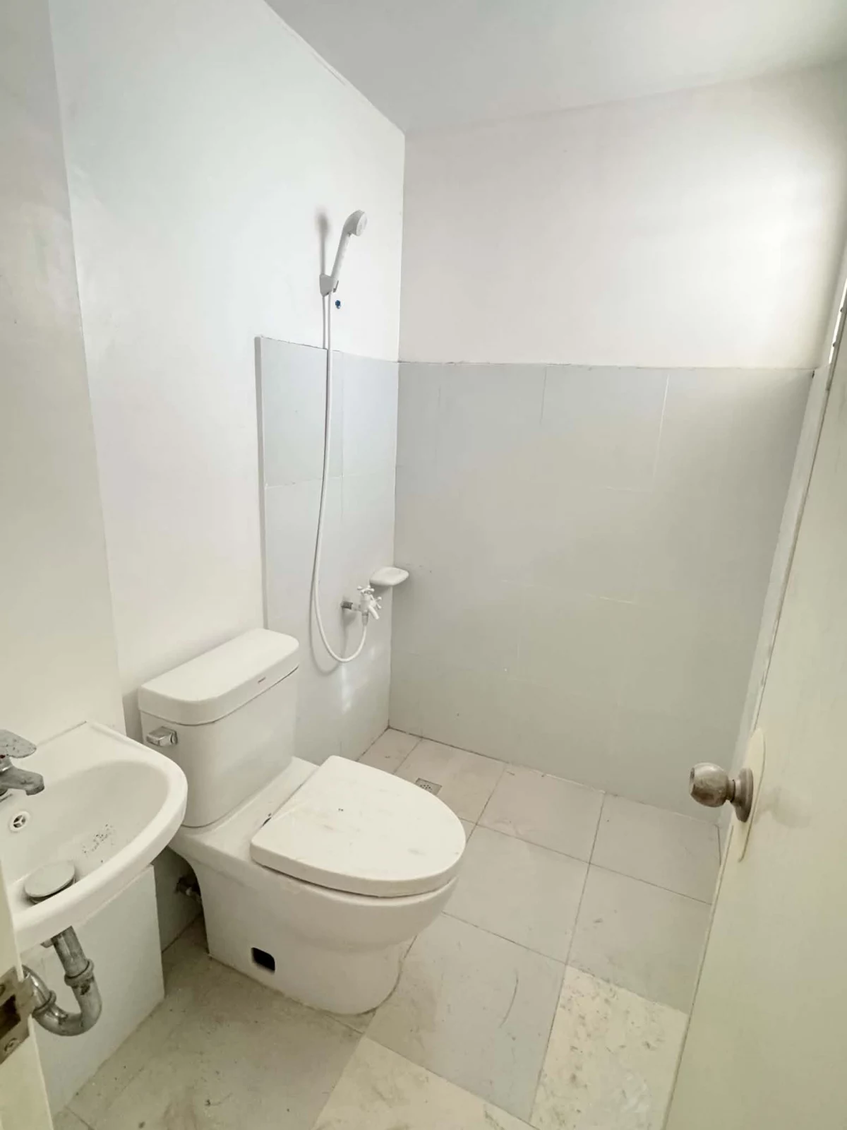TWO-BEDROOM TOWNHOUSE UNIT FOR ASSUME AT AZUMI RESIDENCES PHASE 2, DUMAGUETE CITY — Townhouse in Lot 10, Azumi Residences Phase 2, Batinguel — Photo 7