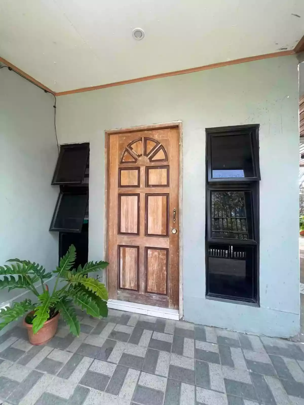 📍 Conveniently located near Upper East, SM, Robinson, Hospitals, NGC, and other major establishments. — House and Lot in Brgy Estefania, Estefania, Bacolod City — Photo 6