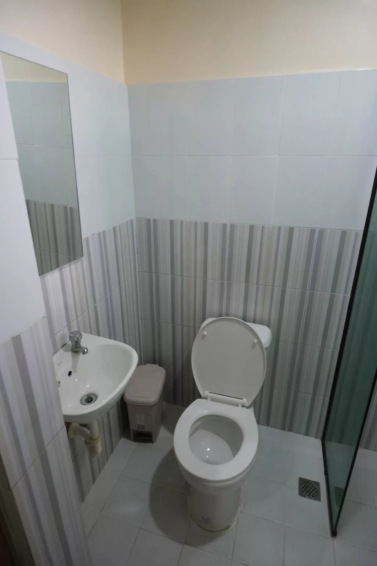 Open photo 11 of 14 — For Sale: 3BR Townhouse with Carport in Linao, Talisay City — Fully Furnished