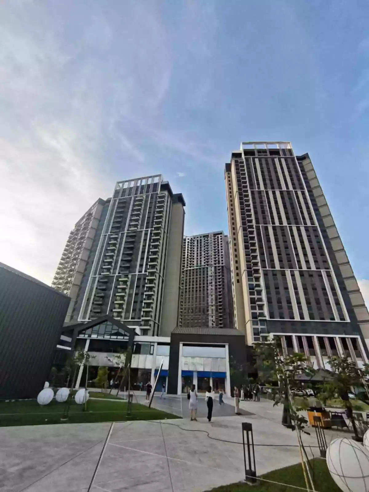 For Sale: Mandani Bay Tower -3 Garden Studio with Balcony 40sqm — Studio in Centro, Mandaue City, Cebu — Photo 2