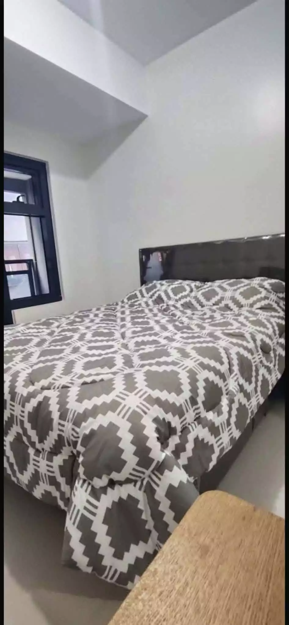 STUDIO UNIT WITH BALCONY AND PARKING IN GALLERIA RESIDENCES — Studio in Avenue Extension, Carreta, Cebu City — Photo 3