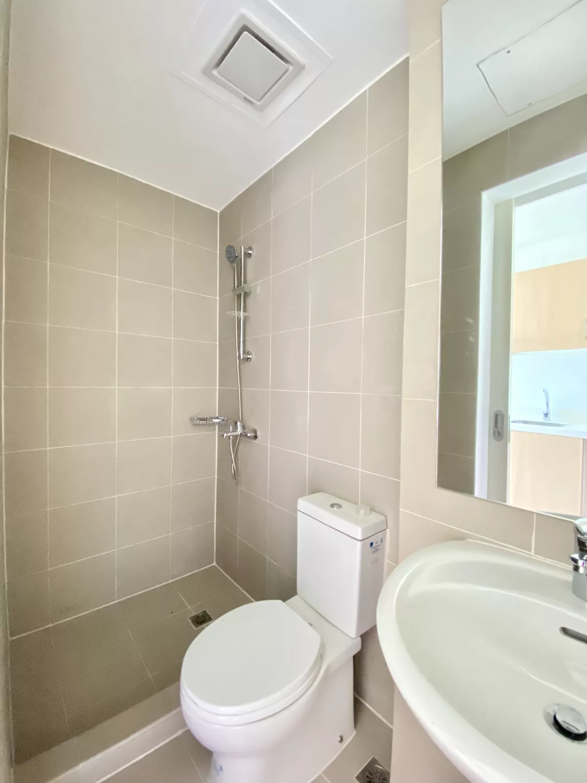 SEMI-FURNISHED STUDIO UNIT ON FIRE SALE AT THE RESIDENCES AT COMMONWEALTH BY CENTURY — Studio in Quezon City, Metro Manila, 1101 — Photo 5