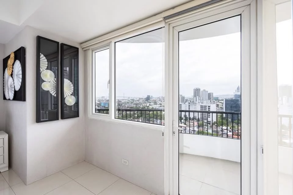 beautiful and cozy 1 bedroom condo w/ balcony and assigned parking at Calyx Residences — 1 Bedroom in Cebu Business Park, Hippodromo, Cebu City — Photo 3