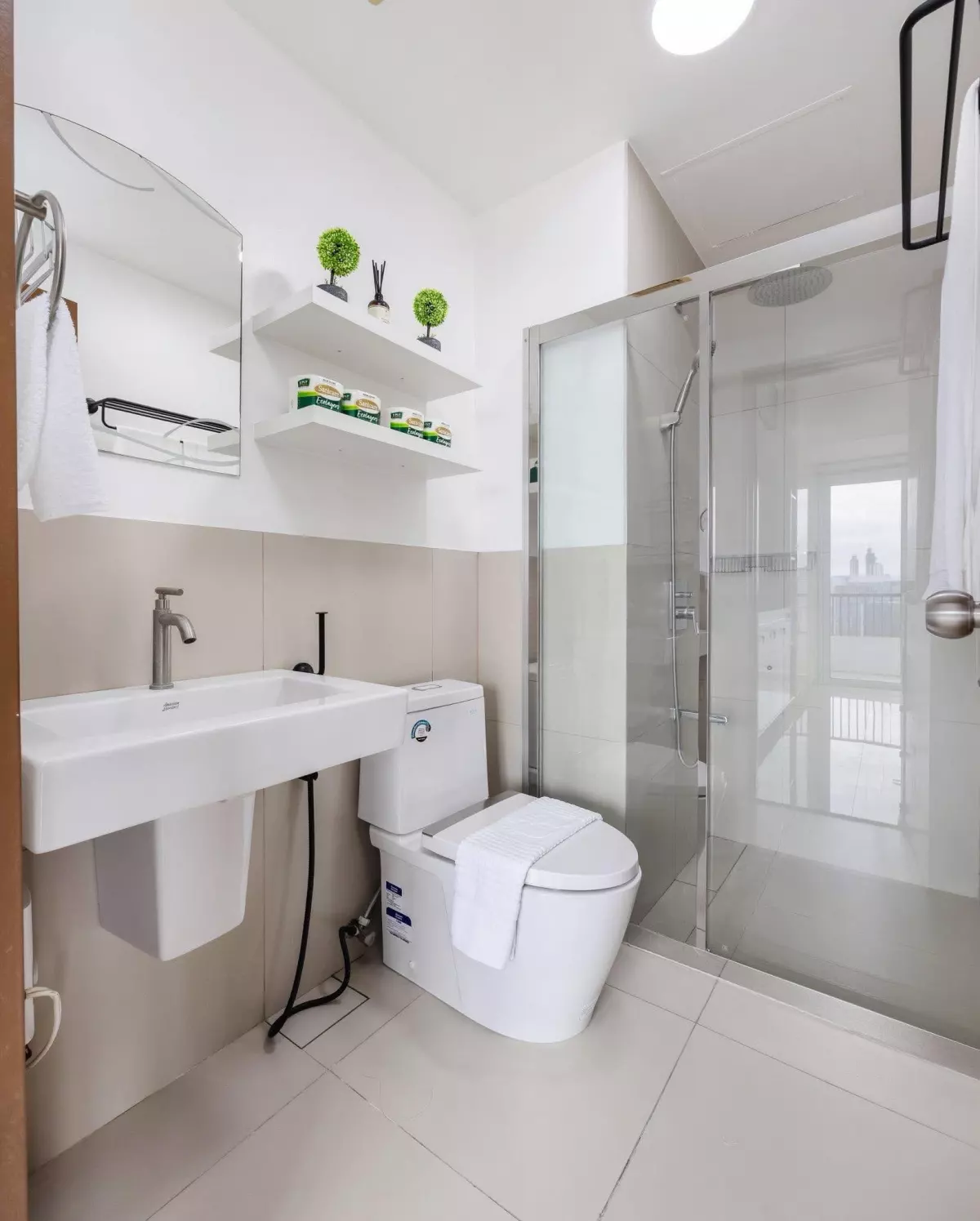 beautiful and cozy 1 bedroom condo w/ balcony and assigned parking at Calyx Residences — 1 Bedroom in Cebu Business Park, Hippodromo, Cebu City — Photo 4