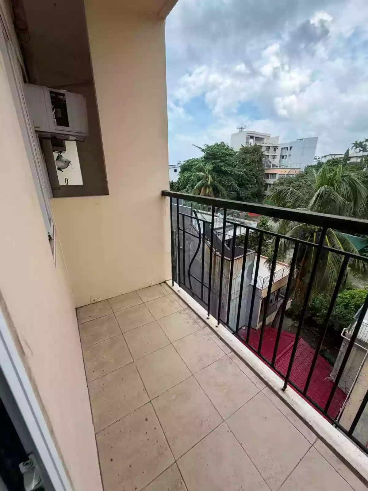 WOODCREST 2 BEDROOMS WITH PARKING FOR SALE — 2 Bedrooms in Guadalupe, Cebu City, Cebu — Photo 3
