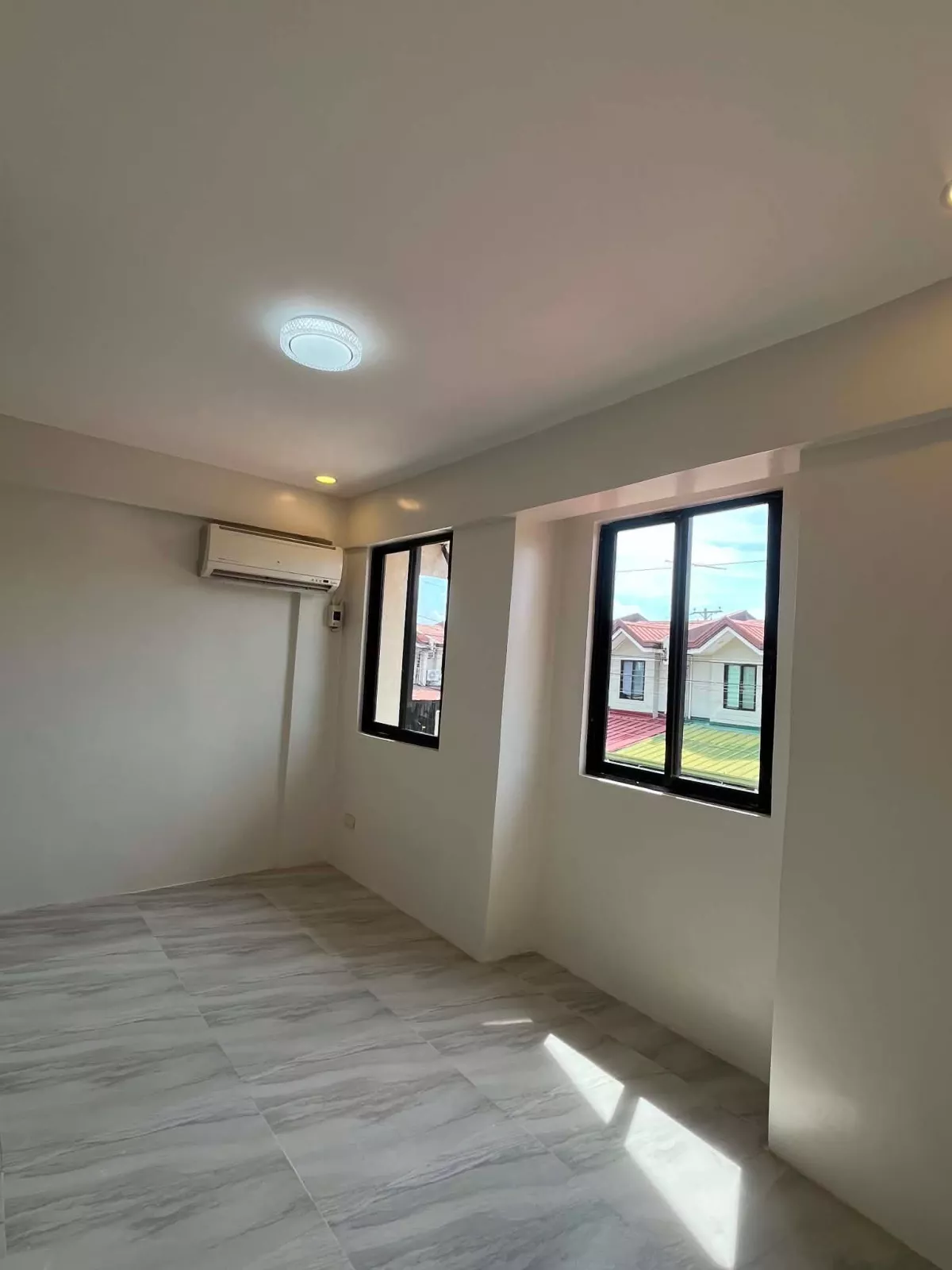 FOR RENT Newly Renovated SEMI-FURNISHED 3-BEDROOM TOWNHOUSE inside Summerville Subdivision — Townhouse in Buagsong, Cordova, Cebu — Photo 5