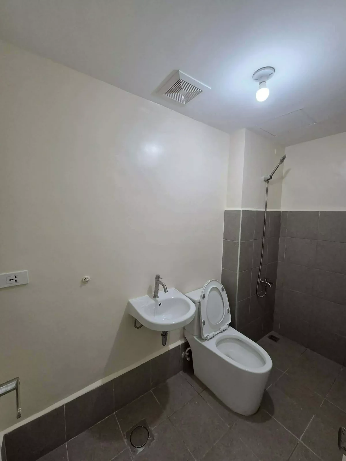 CONDO FOR RENT NEAR BEACHES — Studio in Punta Engaño, Lapu-lapu City, Cebu — Photo 2