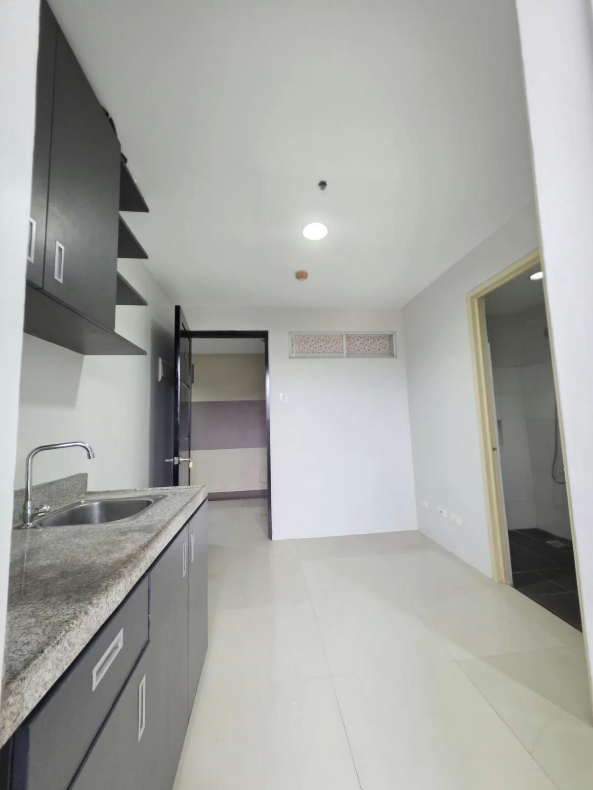 FOR SALE 2.5M : 1BR/PARKING/BALCONY CONDO IN CEBU CITY near Provincial Capitol — 1 Bedroom in Capitol Site, Cebu City, Cebu — Photo 2