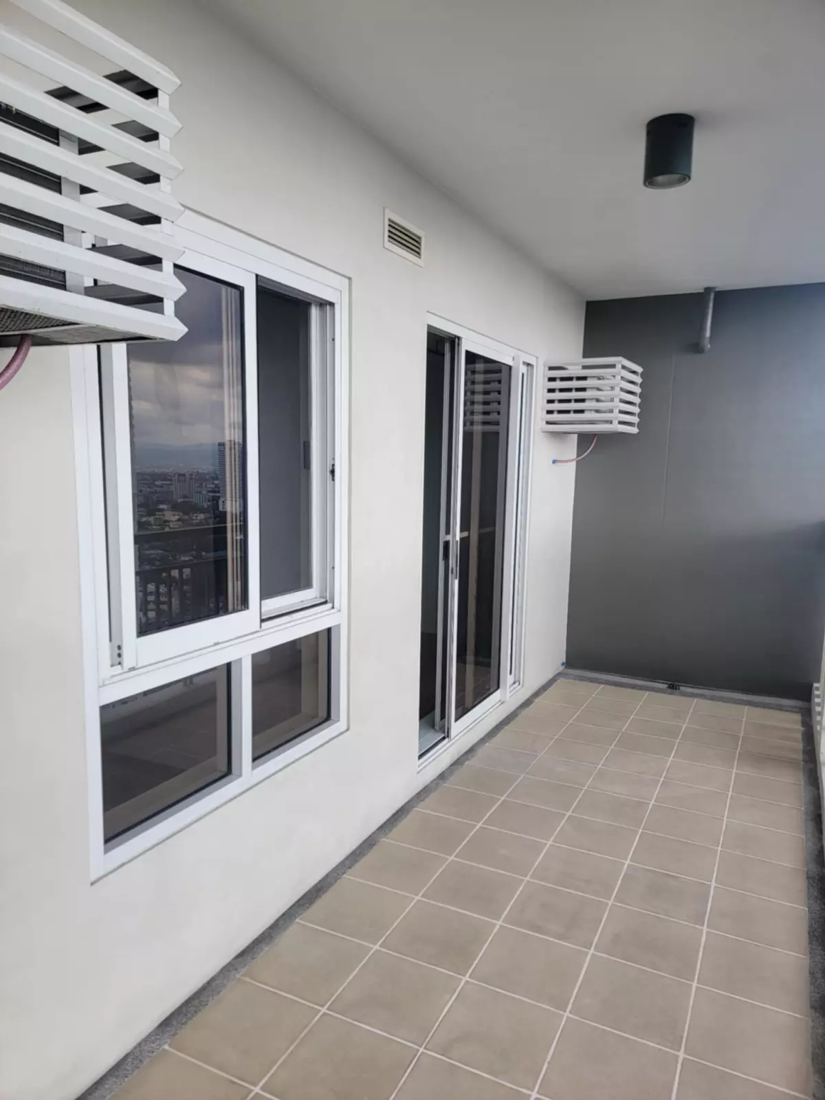 For Sale: 3 Bedrooms corner condo Unit in Mandaluyong — 3 Bedrooms in Mandaluyong City, Metro Manila, 1552 — Photo 4