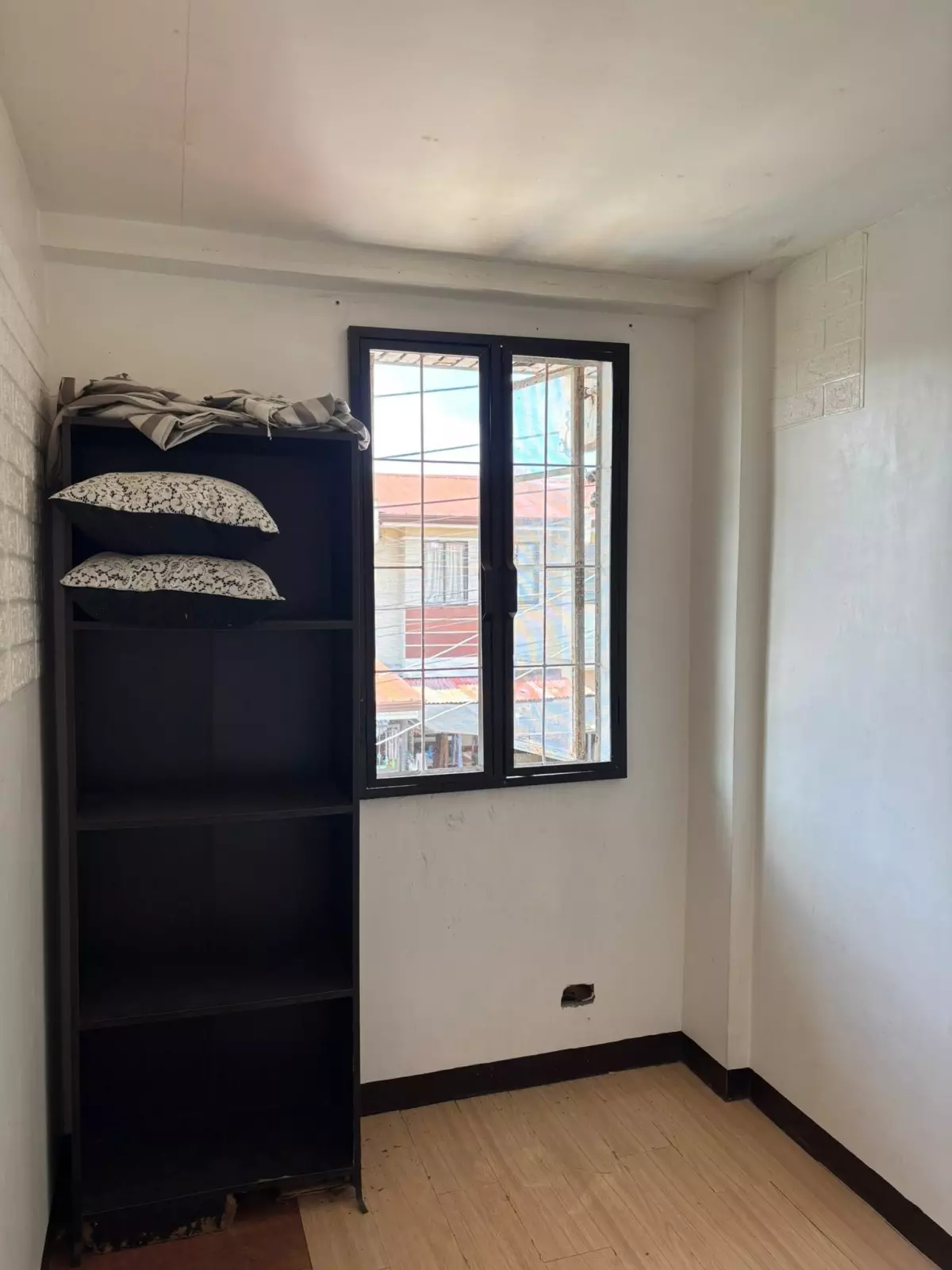 🏡 Affordable 3BR Townhouse for Sale in Cordova! Own this 2-storey townhouse in Summerville Subdivision for only ₱2M! With 3 bedrooms, own parking, separate laundry area, and a clean title, it's the perfect starter home or investment. — Townhouse in Ibabao Rd, Cordova, Lalawigan ng Cebu — Photo 2