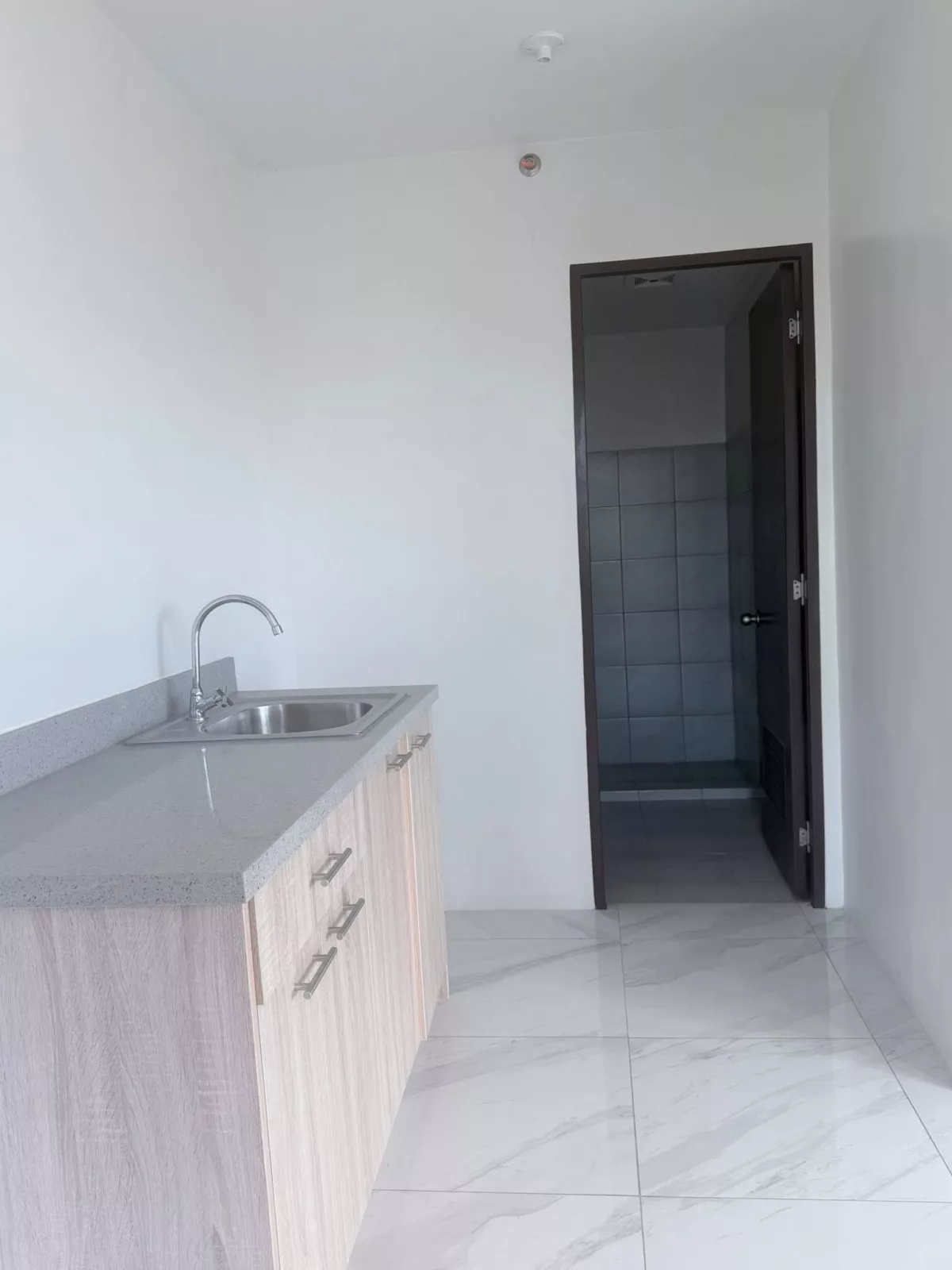 SACRIFICE SALE – Brand New 1BR Corner Unit with Balcony — 1 Bedroom in Guadalupe, Cebu City, Cebu — Photo 6