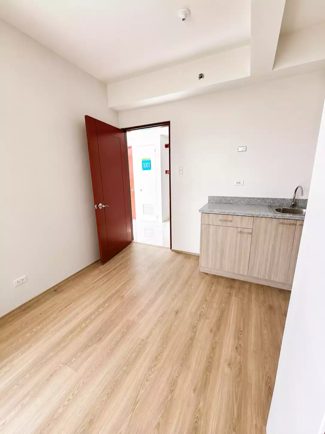 For Sale: Unfurnished 1BR Condominium in Lacson St, Bacolod City — 29.95 sqm | Corner Unit Condo with Sea View and Mountain View | Ideal for Airbnb Rental | Personal Use — 1 Bedroom in Lacson St, Mandalagan, Bacolod City — Photo 4