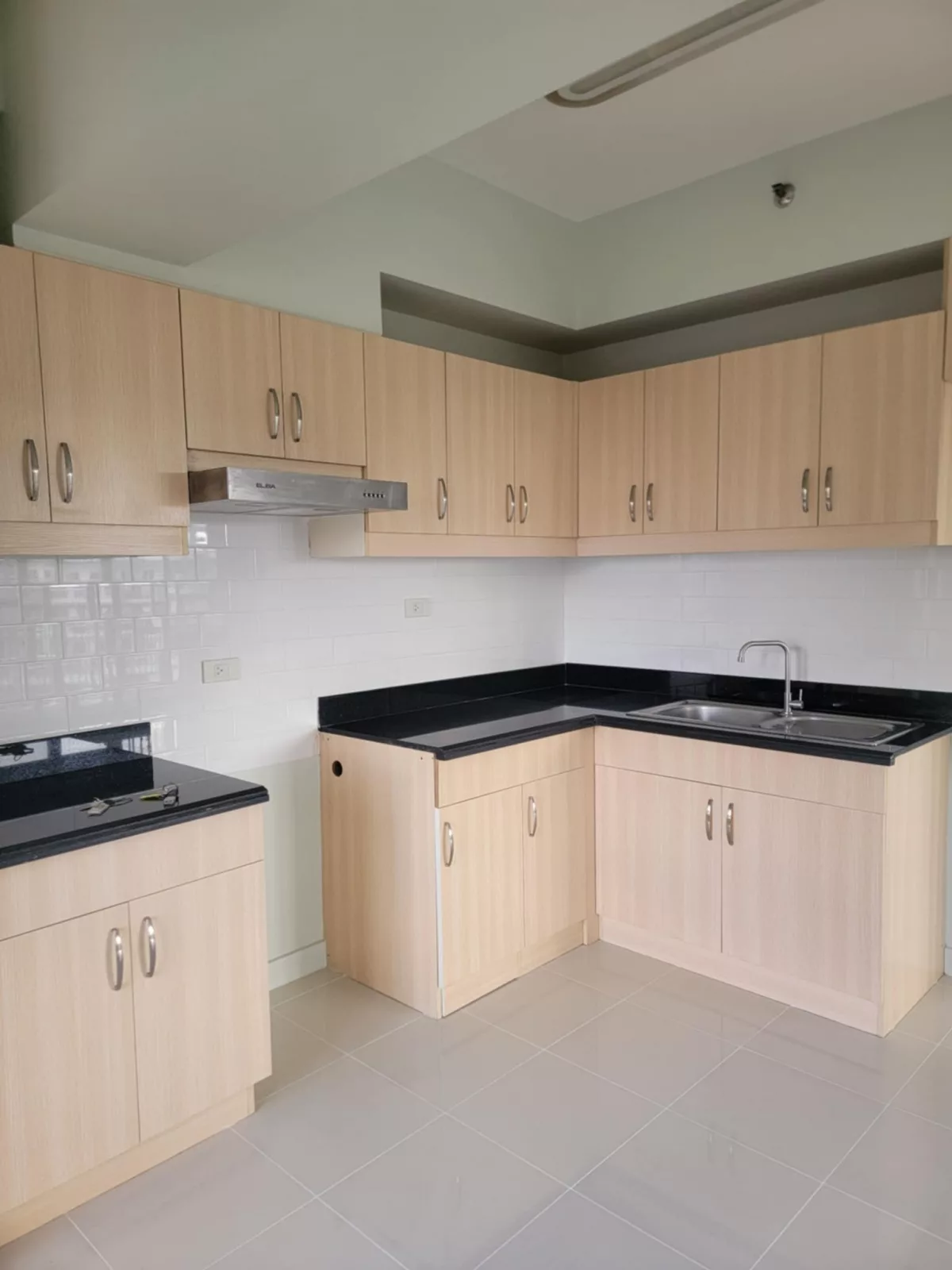 For Sale: 3 Bedrooms corner condo Unit in Mandaluyong — 3 Bedrooms in Mandaluyong City, Metro Manila, 1552 — Photo 3