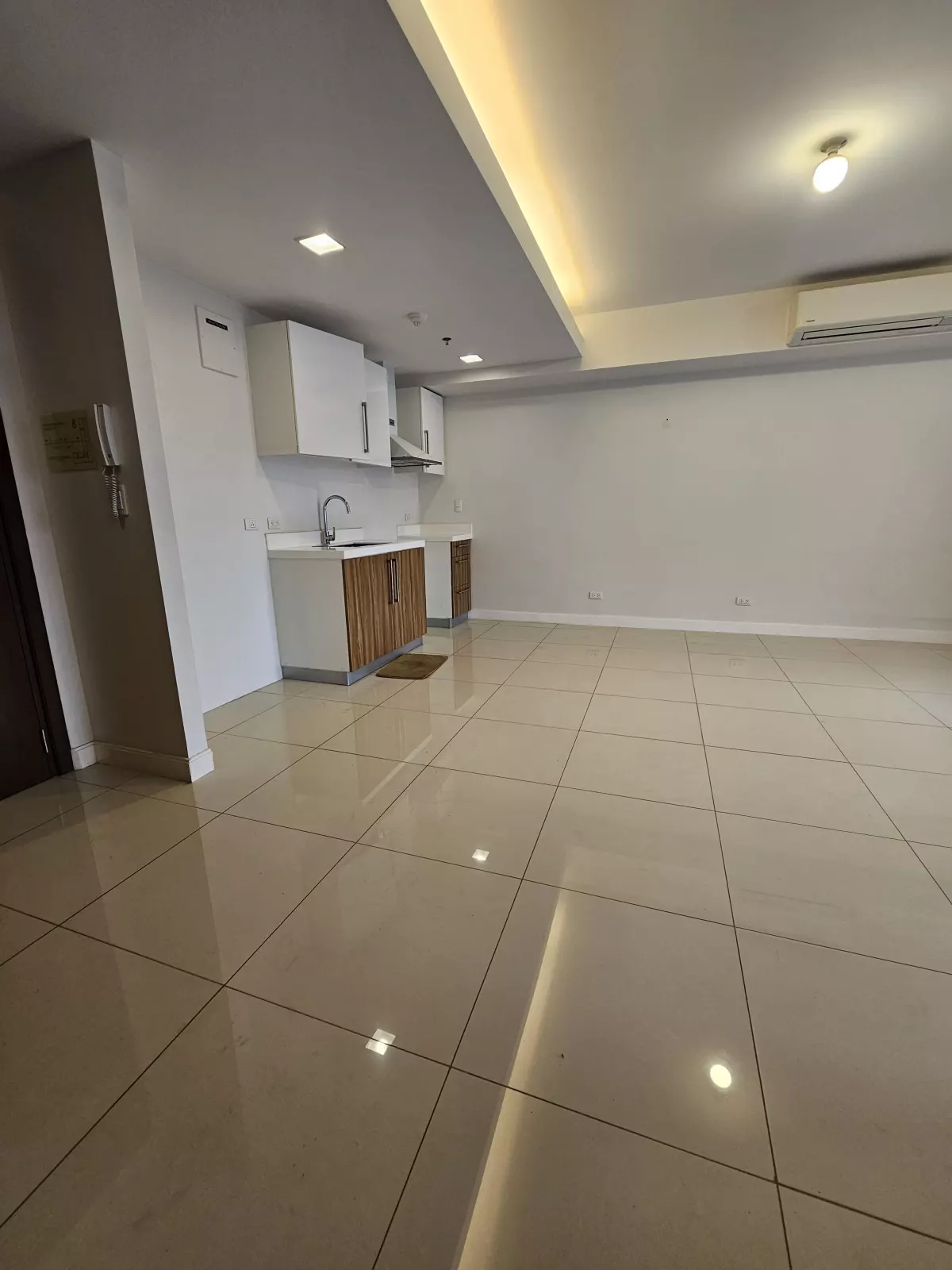Sacrifice Sale: 1BR Condo Near Ayala Center Cebu, Cebu City — Semi Furnished — 1 Bedroom in Mabolo, Cebu City, Cebu — Photo 2