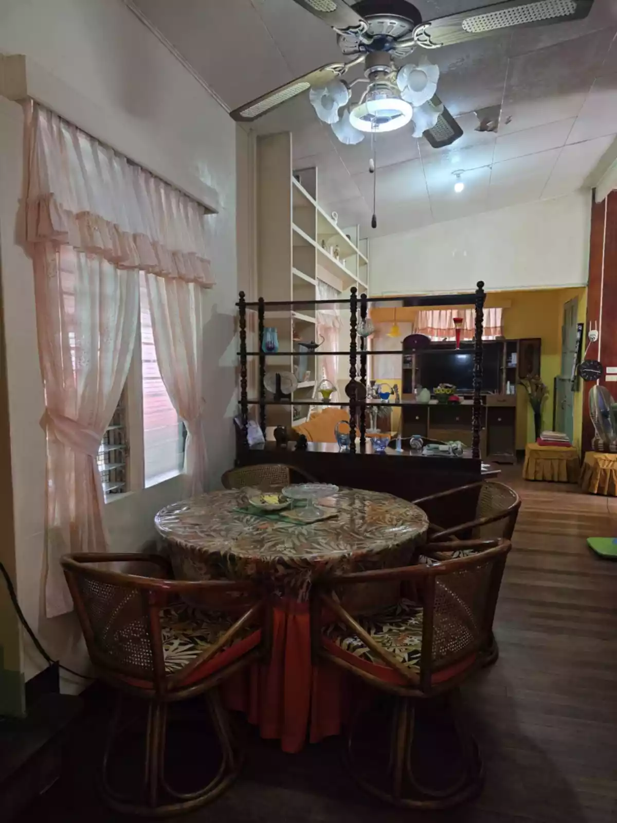 For Sale: 5BR House and Lot in Barangay 3 Pob. (Zone 3), Cadiz City — 581 sqm — House and Lot in Barangay 3 Pob. (Zone 3), Cadiz City, Negros Occidental — Photo 3