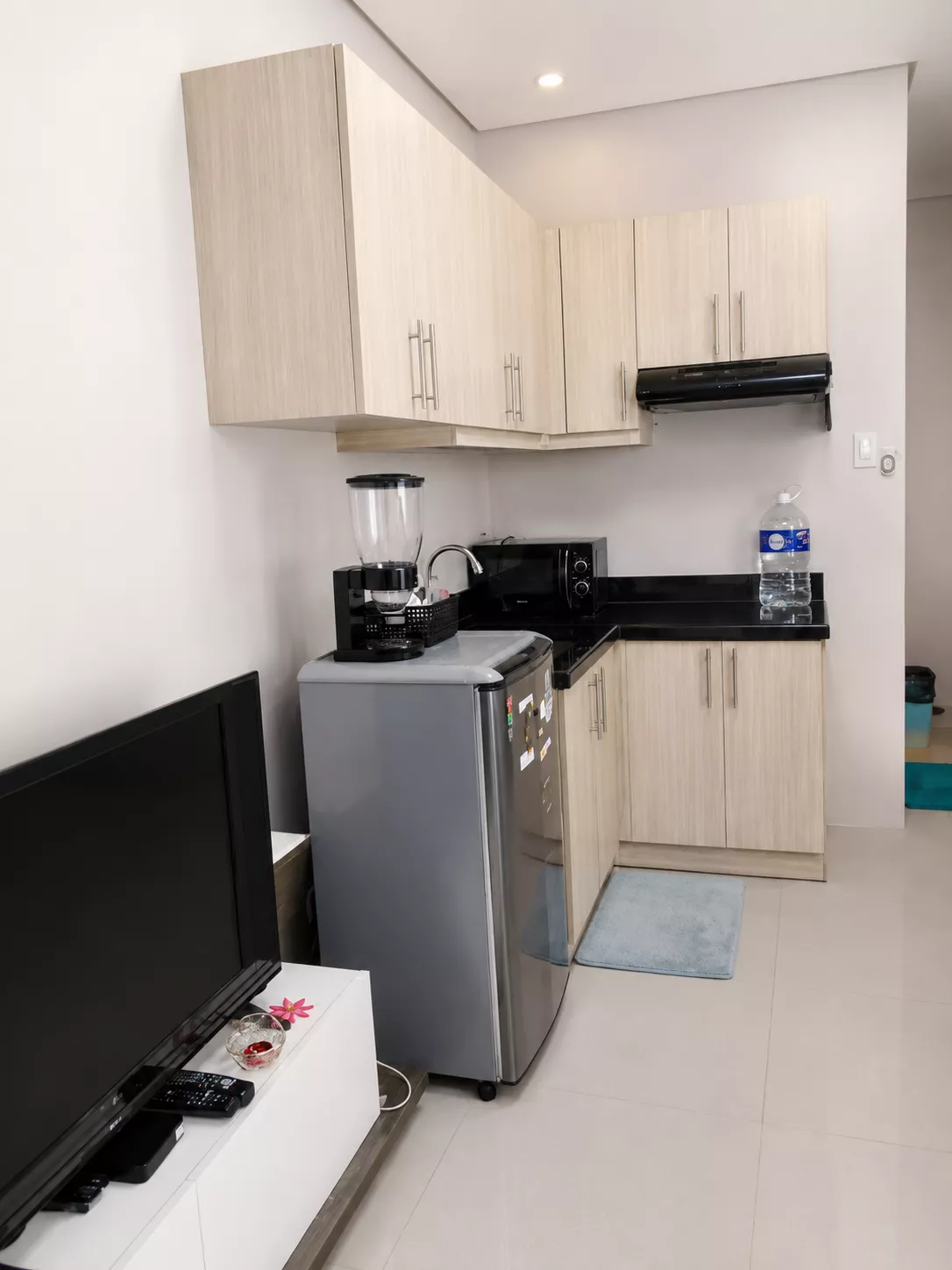 amenities with swimming poola and 24 hrs — 1 Bedroom in Banawa, Cebu City, Cebu — Photo 4