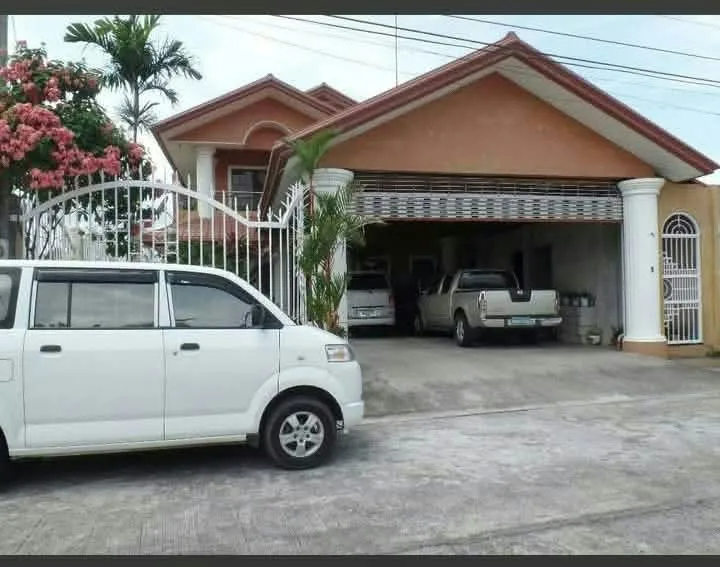 For sale 5 Bedrooms 3 toilet and bath with 4 car garage at Carmela executive Talisay City Neg. Occ.